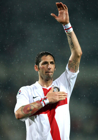 意甲球员在第12轮比赛中涂上红色面彩，向针对女性的暴力说不