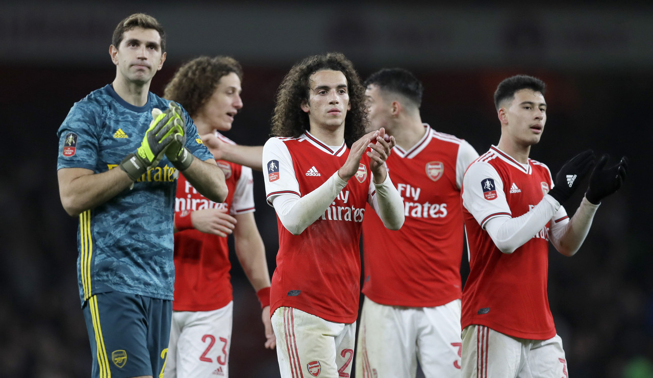 天空：维萨未随布伦特福德前往客场参加比赛，他仍渴望离队