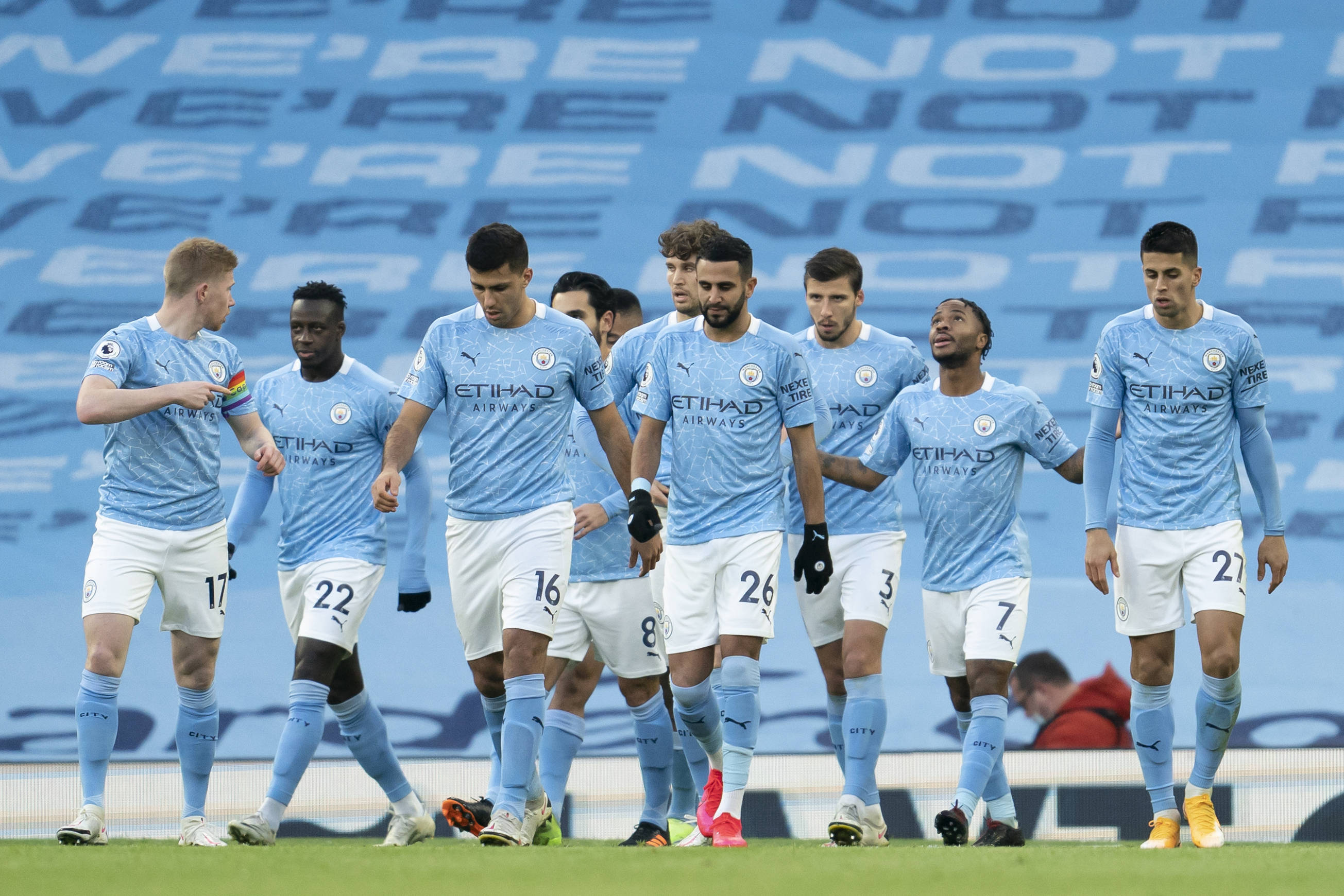 拉波尔塔的圣诞轻松时刻：巴萨主席的亲民魅力与未来布局