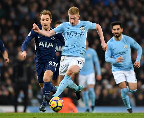 每体：部分法兰克福球迷在诺坎普闹事，向巴萨球迷投掷照明弹