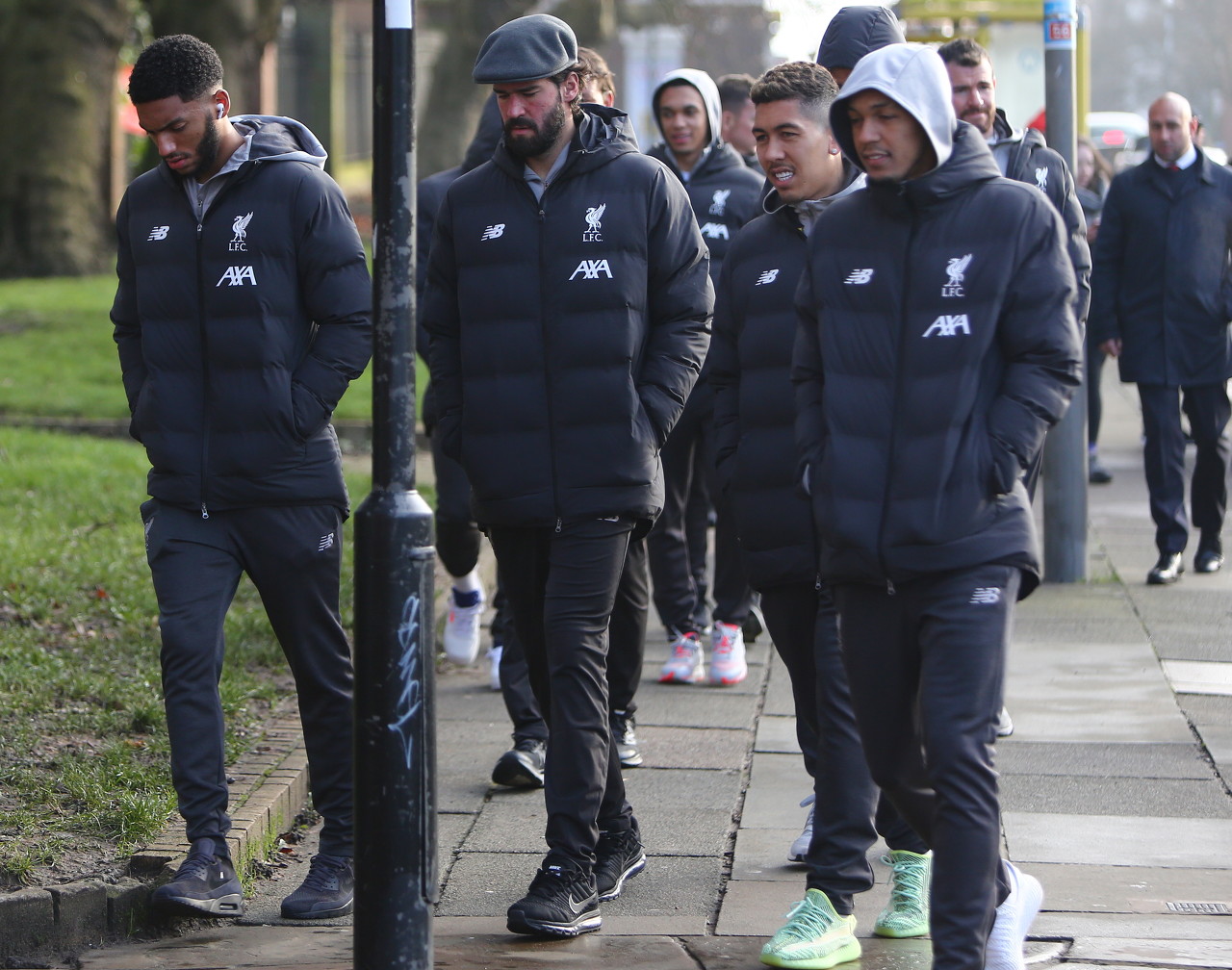 球迷沸腾：这球吹了也太离谱