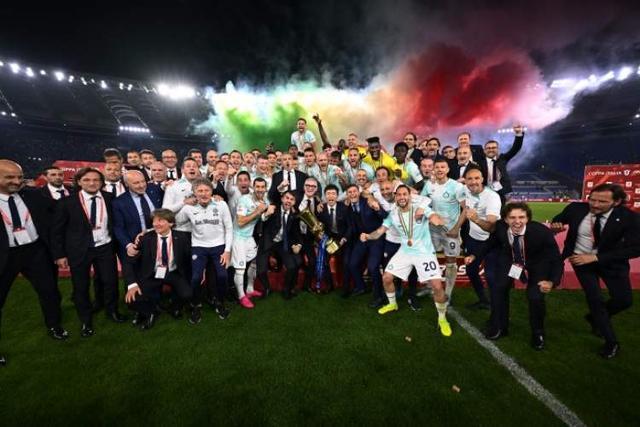 没有技巧全是感情，弗兰克告别演讲深情演唱《月亮代表我的心》